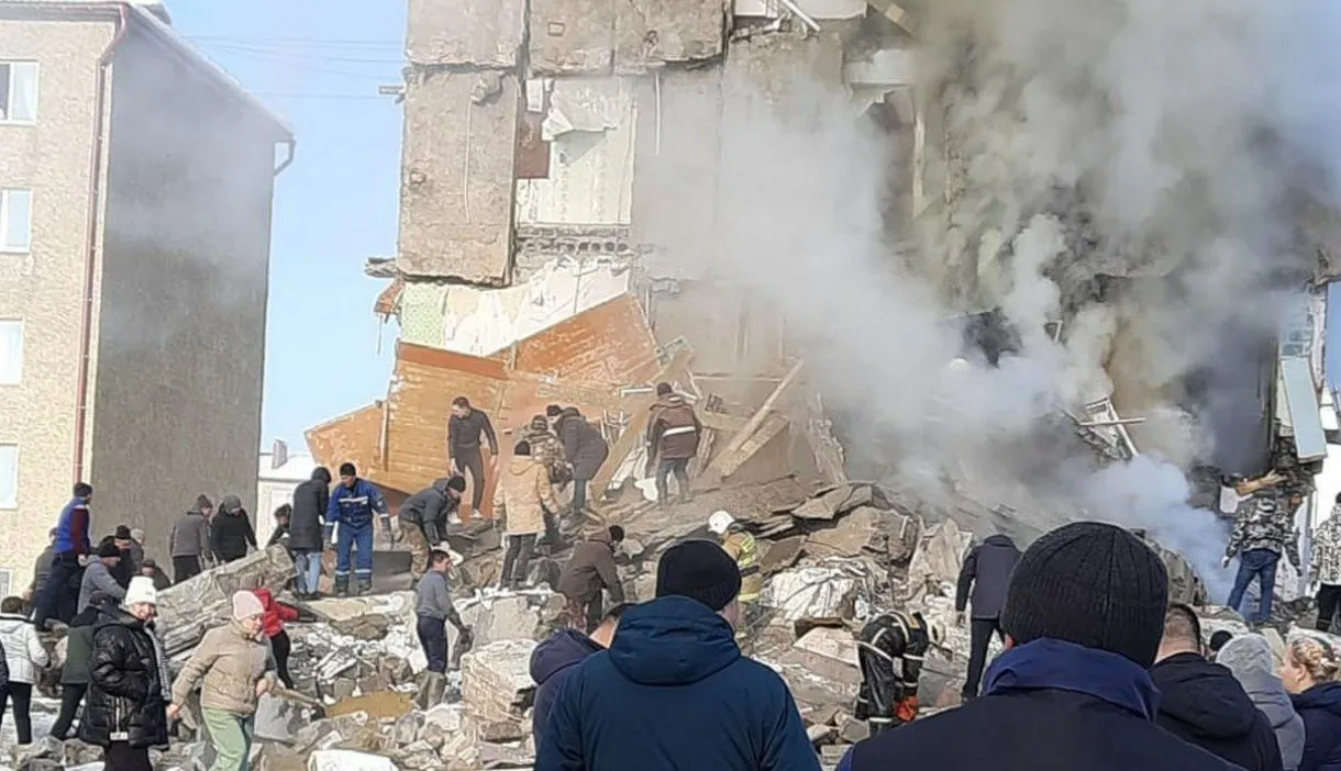 На Сахалине из-за взрыва газа в доме обрушился подъезд: погибли 9 человек