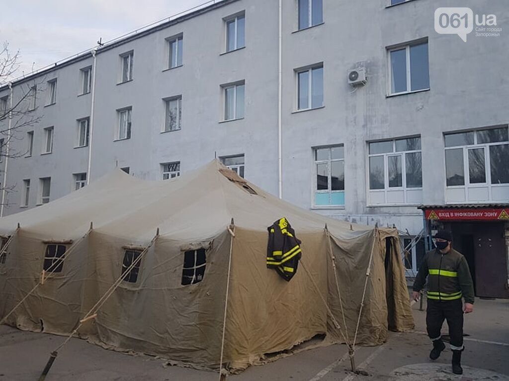Больных COVID-19 на Украине будут принимать в палатках возле больниц