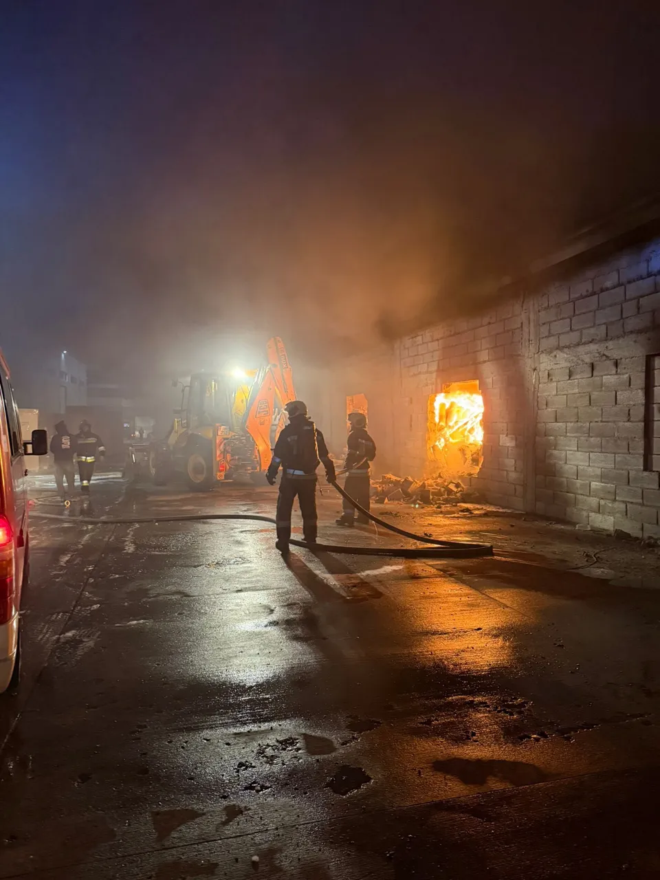 Incendiu puternic în Capitală: Un depozit cu materiale de construcție, distrus de flăcări