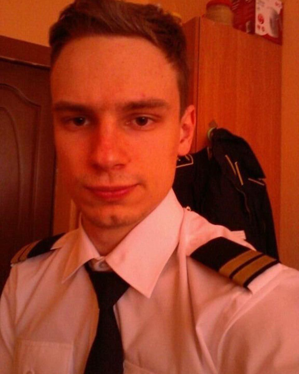 Посадивших в поле самолет пилотов назвали героями и отстранили от полетов