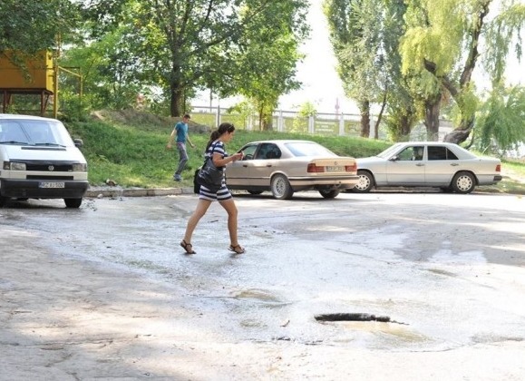 На столичной улице трое суток течет вода из прорвавшейся трубы