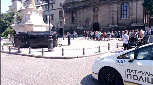 В центре Львова джип врезался в толпу, есть жертвы