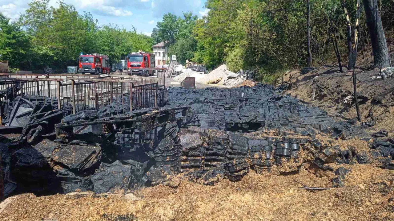 Incendiul din sectorul Râșcani: Flăcările au cuprins o suprafață de 100 m² unde se aflau forme din plastic