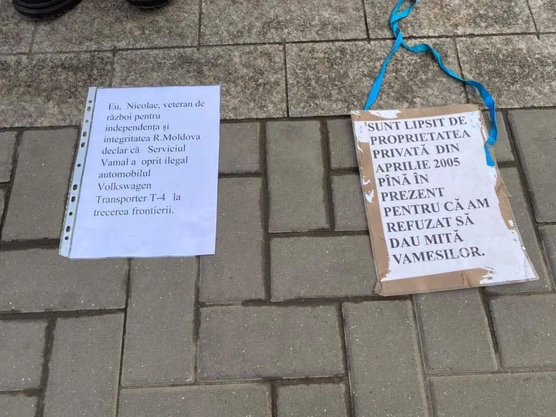 Ветеран войны на Днестре привязал себя петлей к ограде президентуры
