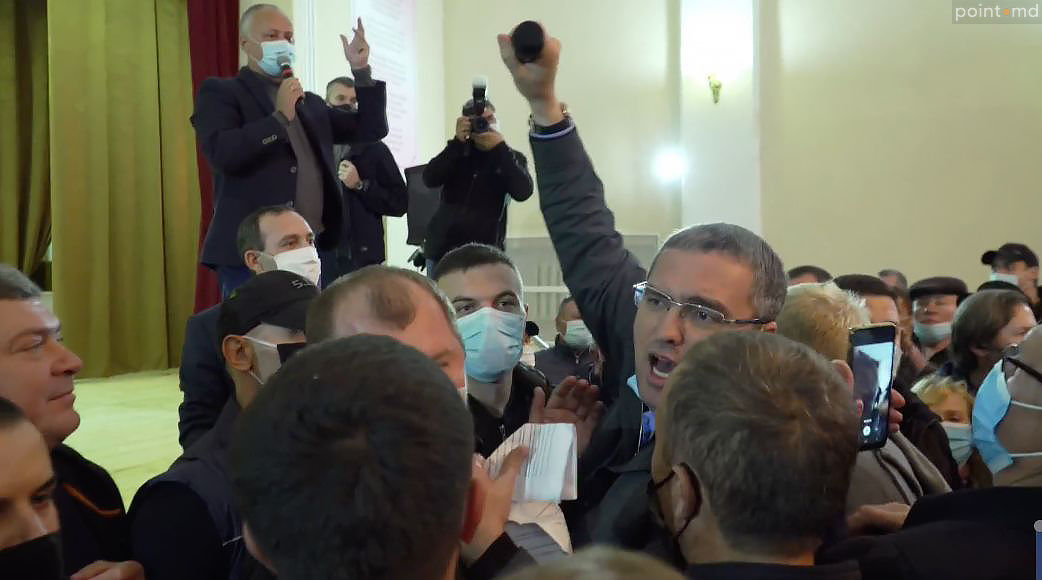 Усатый в Фалештах пришел на встречу с Додоном: "Ты все равно сядешь!"