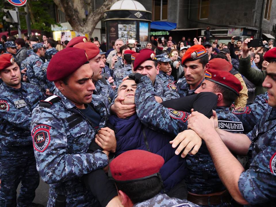 В Ереване возобновились акции протеста, есть задержанные