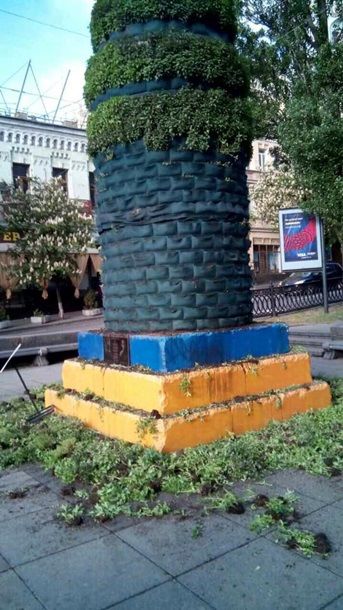 В Киеве испортили инсталляцию на месте памятника Ленину