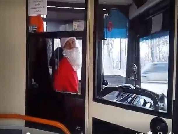 Дед Мороз сел за руль столичного троллейбуса