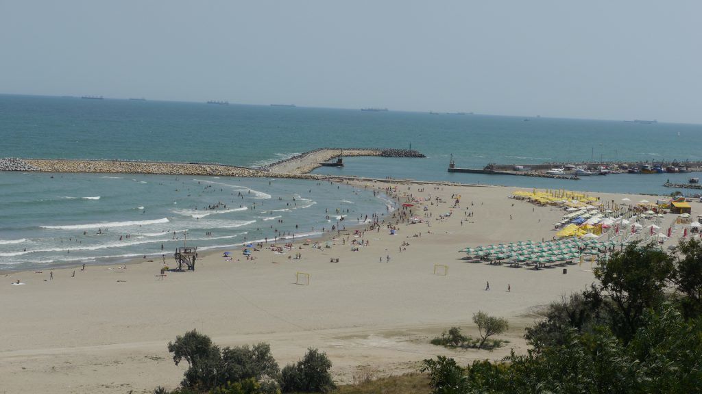 Отдыхающие в Румынии пытаются спастись в море от жары, несмотря на опасность