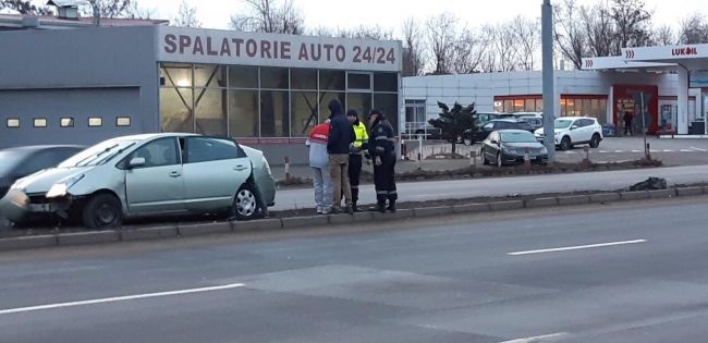 В столице водитель повредил автомобиль, заехав на бордюр