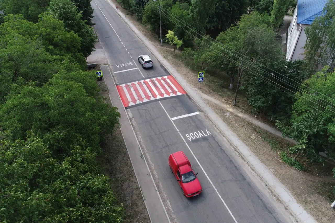 Дорожники установили ряд пешеходных переходов возле школ
