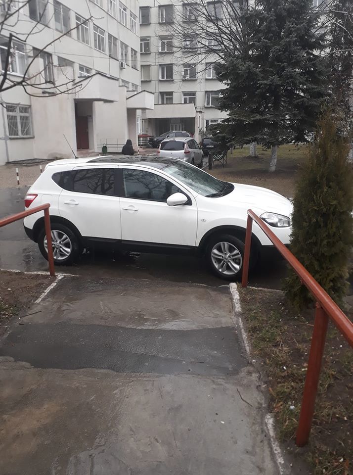 Водитель припарковал машину, перекрыв вход в больницу №1