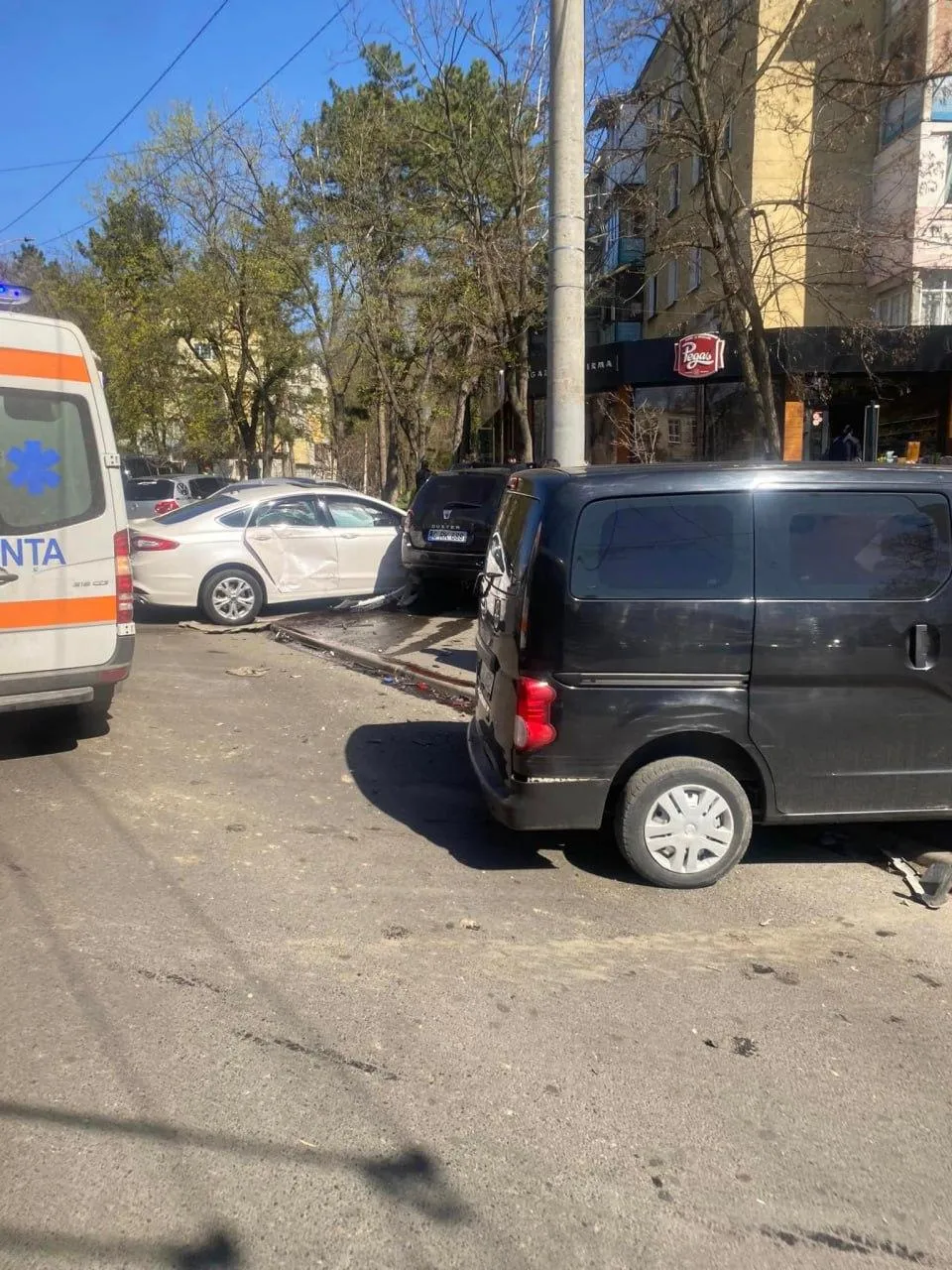 В результате ДТП в Кишиневе столкнулись четыре автомобиля