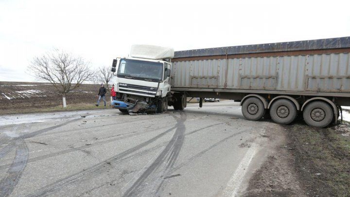 Водитель легковушки погиб при столкновении с фурой возле села Малаешты