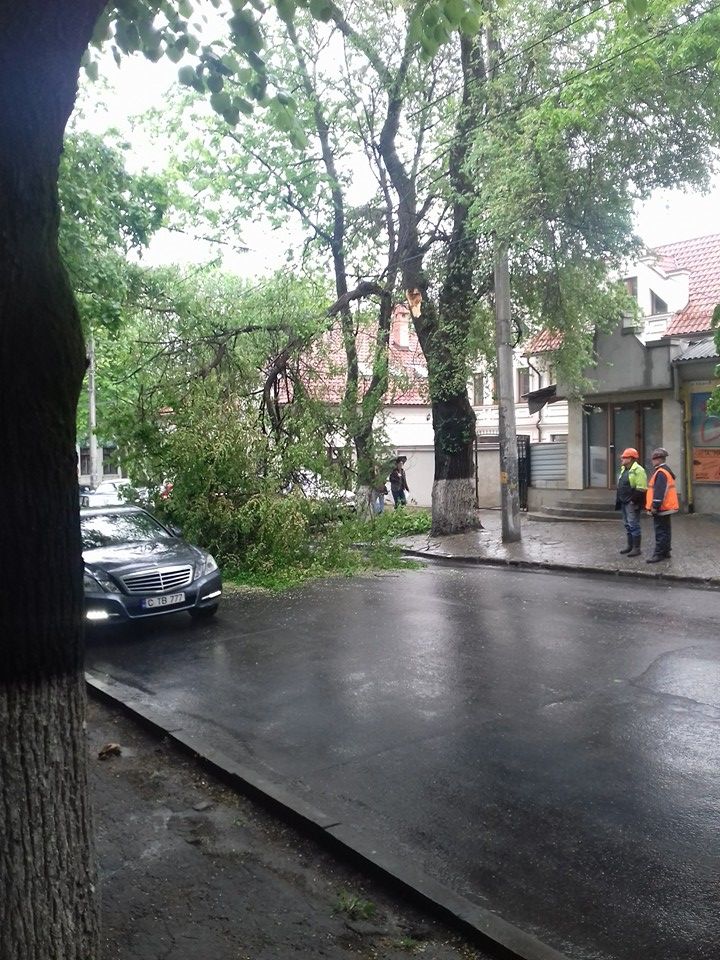 В Кишиневе небольшой дождь создал транспортный коллапс