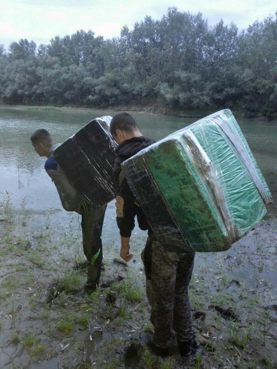 Prinși în flagrant în timp ce încercau să treacă țigări peste frontieră