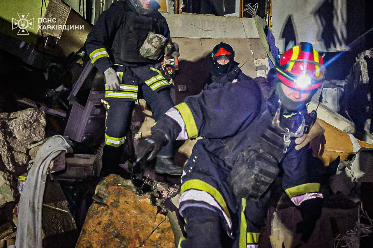 O bombă rusească a lovit un bloc de locuințe la Harkov