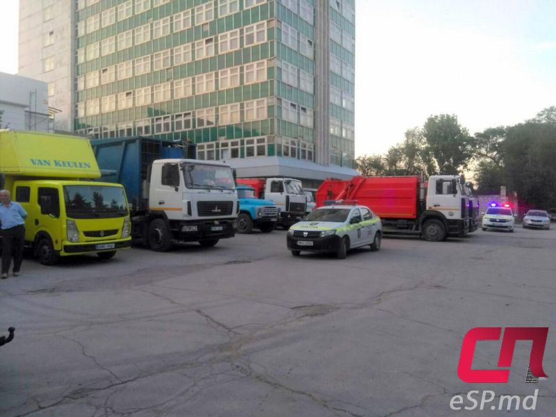 Мусоровозы выстроились в центре Бельц в ожидании премьер-министра
