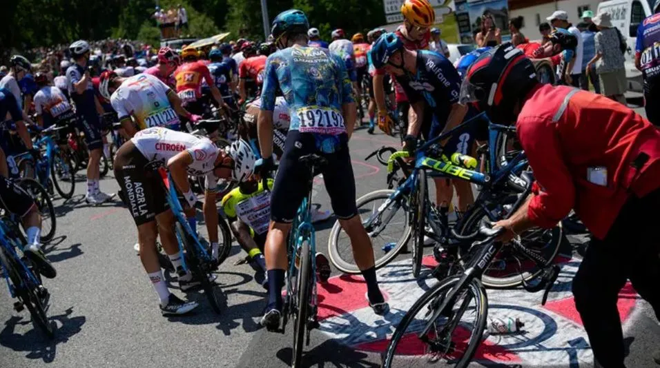 Зритель устроил массовую аварию на велогонке Tour de France из-за селфи