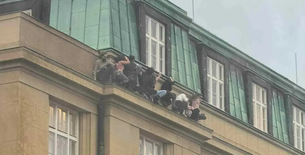 Стрельба в Праге: студенты прятались от стрелка на карнизе крыши