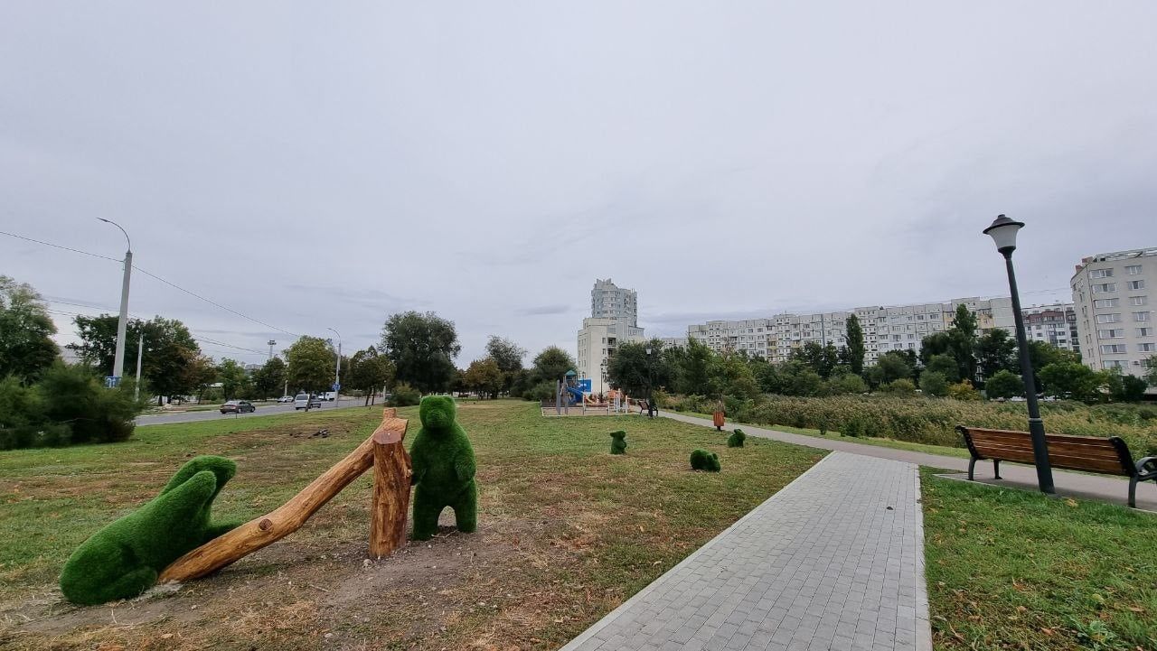Столичный парк украсили кролики и медведи из искусственной травы