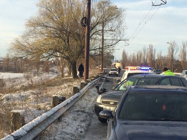 В столице в вылетевшем в кювет BMW X5 пострадали водитель и пассажир