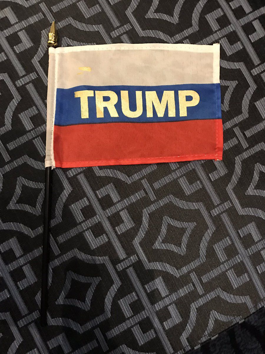 На конференции Трампа раздали российские флаги