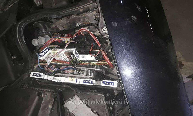 20-летний парень "укомплектовал" свой Mercedes контрабандными сигаретами