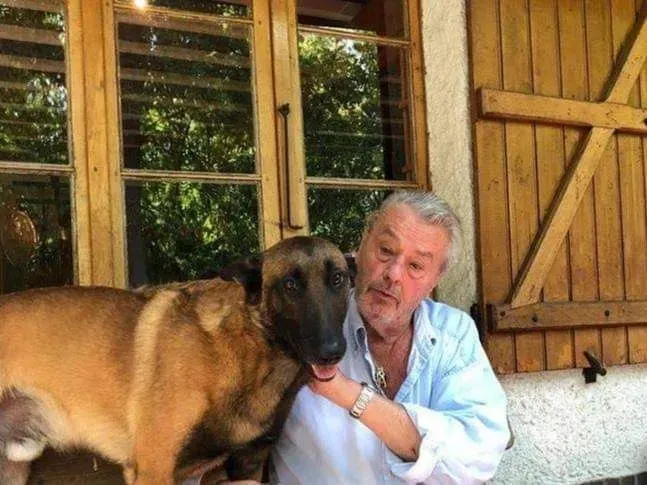 Alain Delon a fost înmormântat în domeniul său, alături de câinii săi iubiți