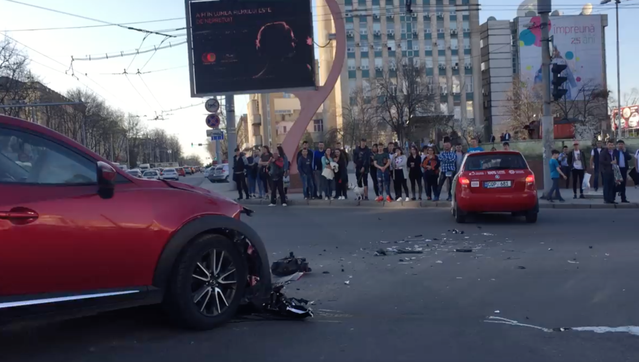 В центре Кишинева столкнулись два автомобиля