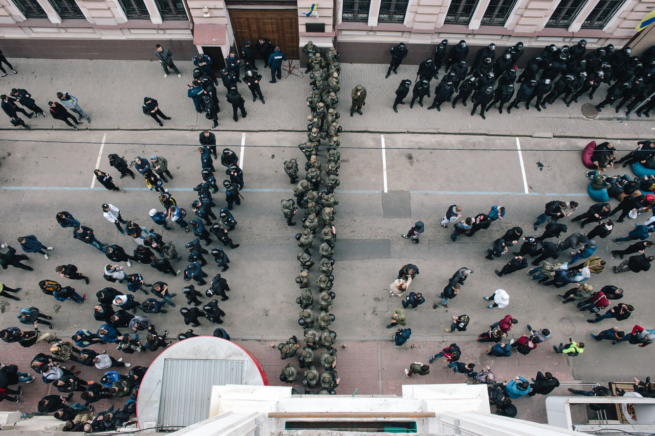 В Харькове в ходе столкновений у Сбербанка пострадали двое полицейских