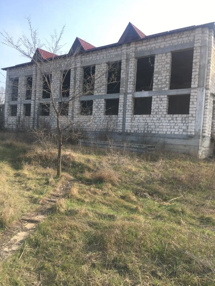 Примэрия Флорен ищет воров, укравших окна из здания строящейся школы