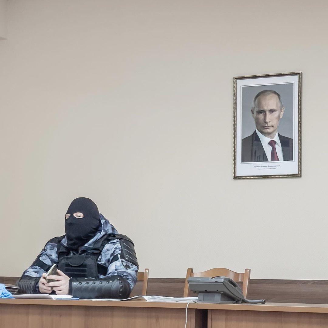 Сделанное в день суда над Навальным фото силовика продали с аукциона за 2 млн рублей