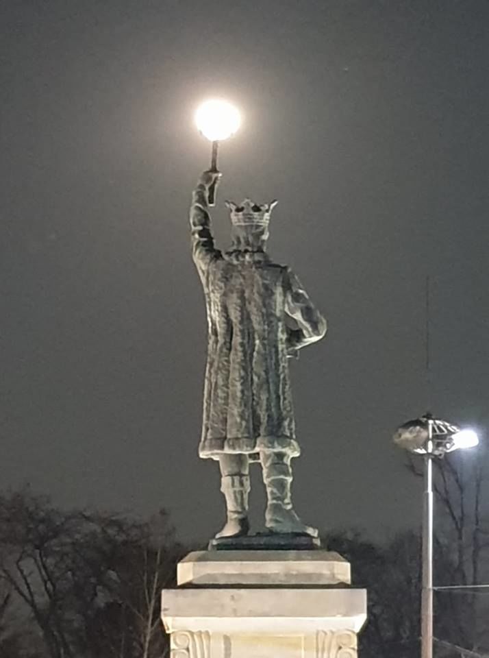 Большая снежная Луна была видна и в Молдове: в соцсетях делятся фото