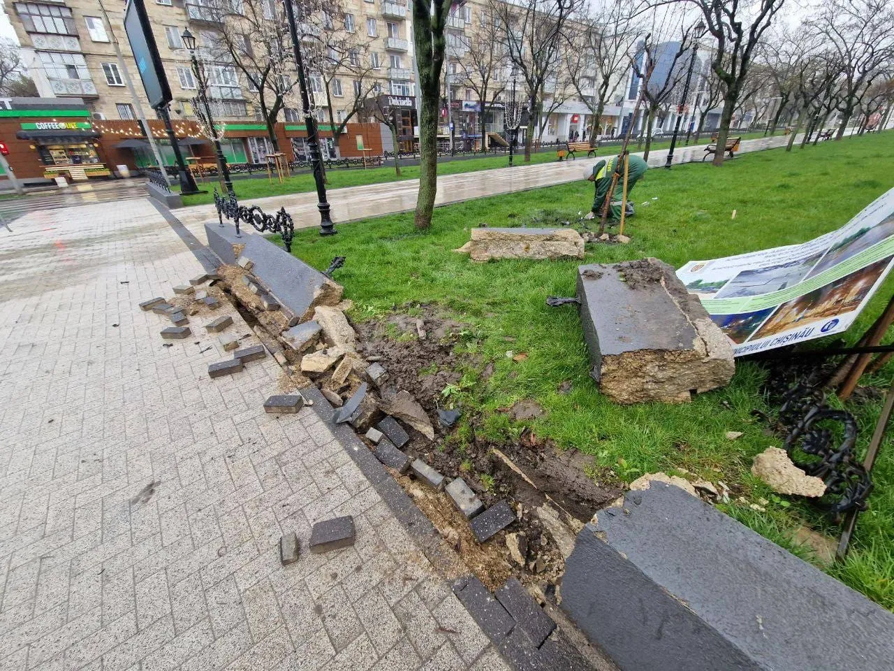 На аллее Григоре Виеру автомобиль врезался в ограждение, разрушив его