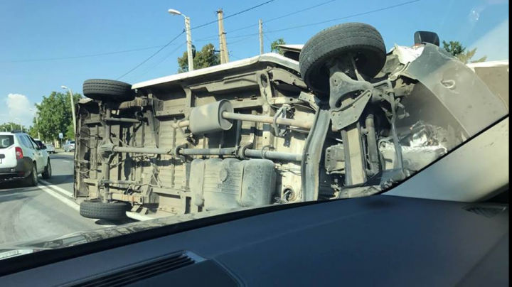 Accident la Peresecina: Microbuz cu pasageri, răsturnat. Sunt răniţi