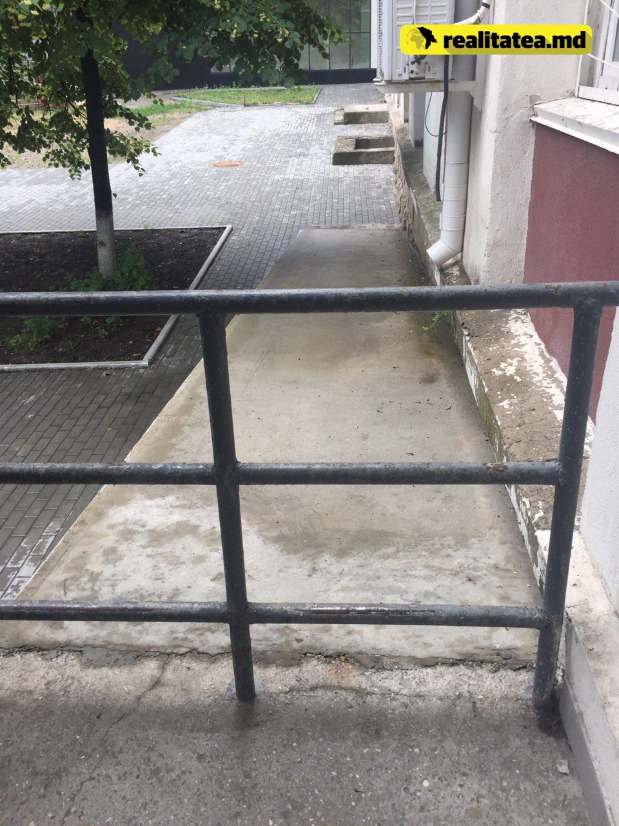Апелляционная палата Кишинева заблокировала инвалидам доступ в здание