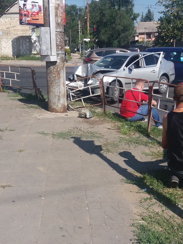 На улице Измаильской автомобиль врезался в столб