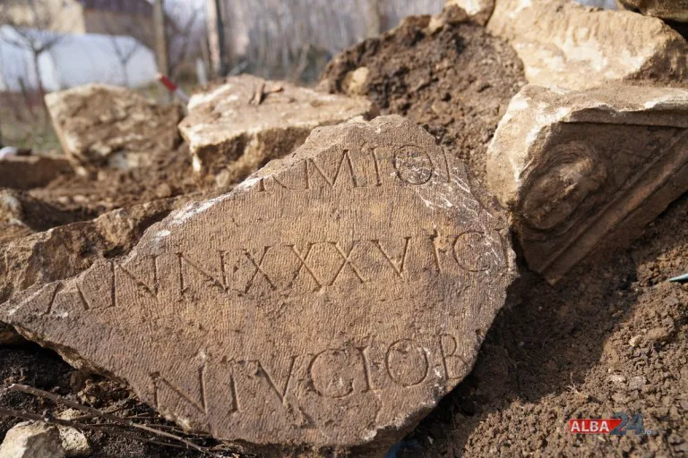 В Румынии на кладбище экскаватор случайно разрушил 1700-летний саркофаг