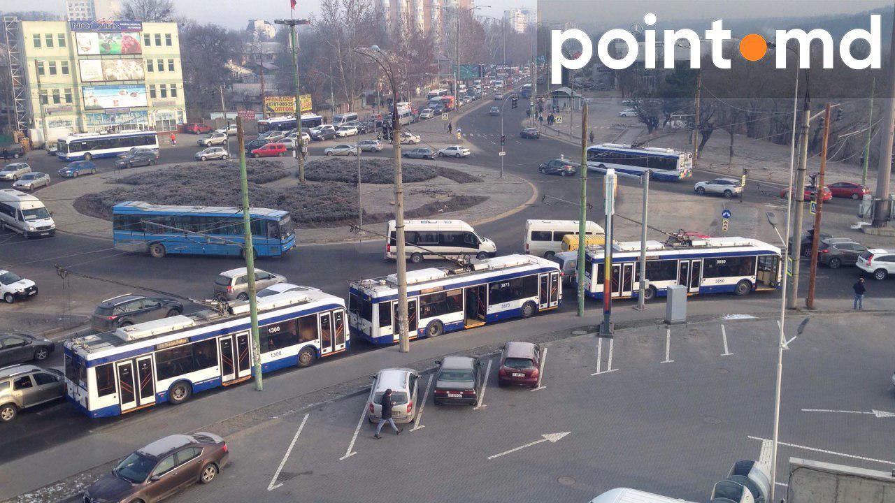 В столице были заблокированы десятки троллейбусов