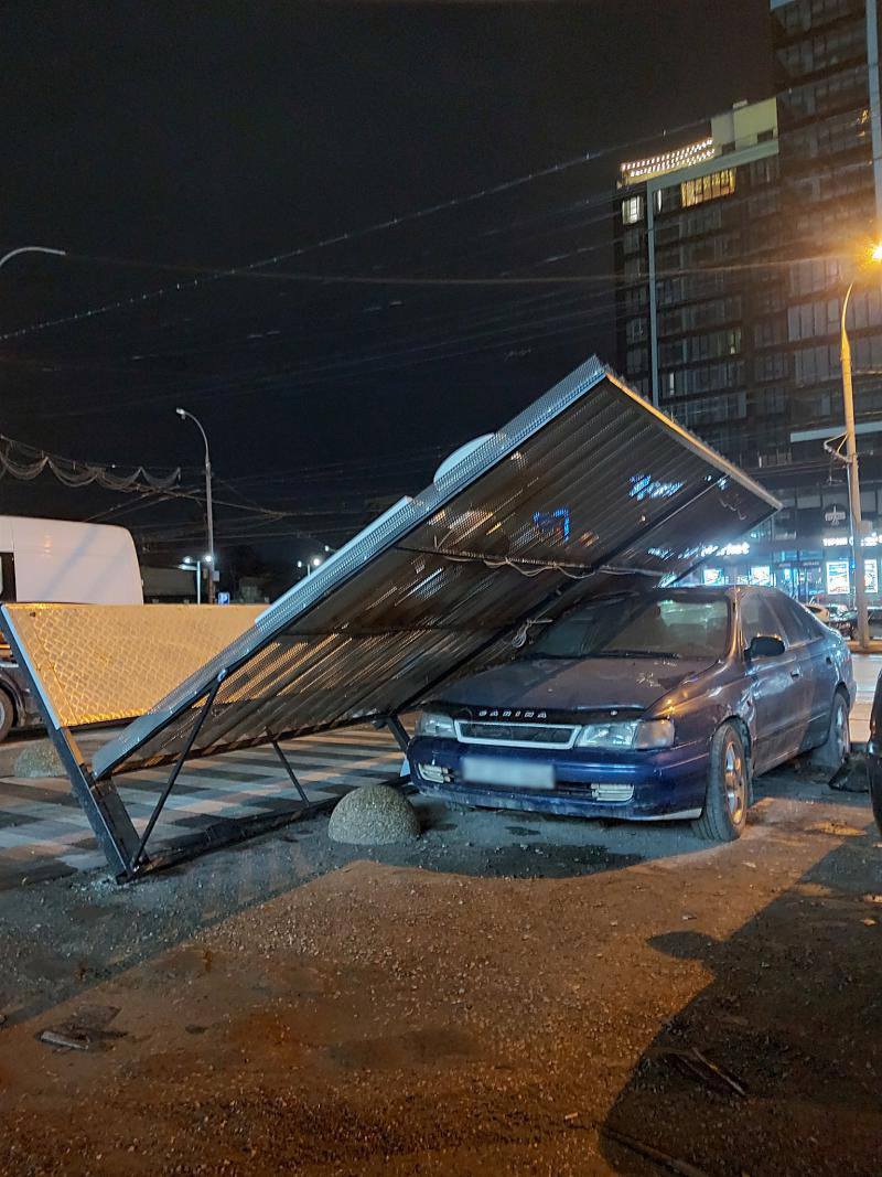 В Кишинёве поваленный ветром стенд упал на припаркованное рядом авто