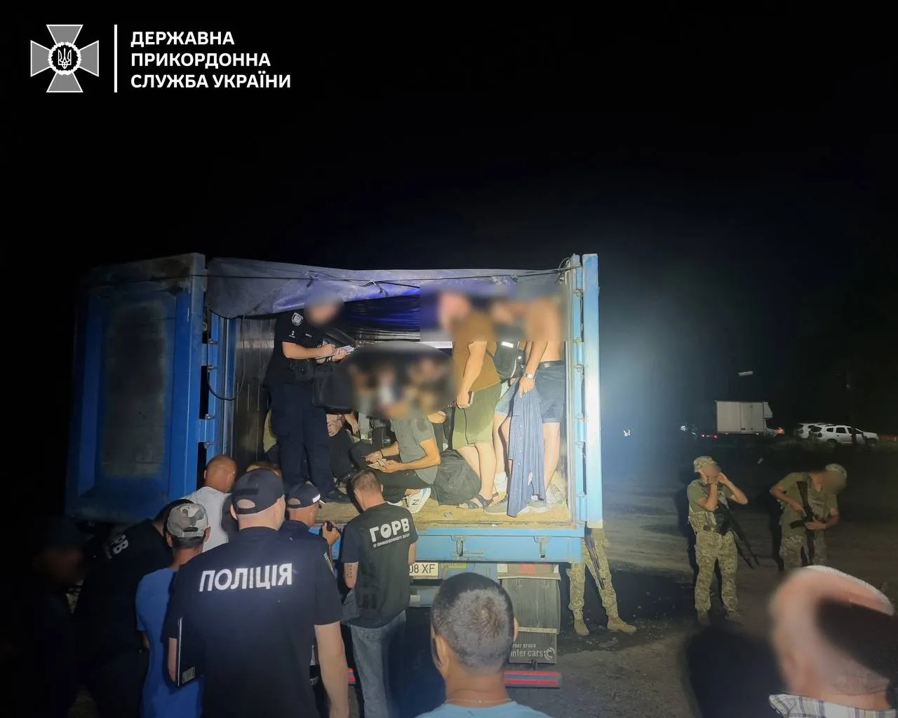 На границе с Молдовой задержали фуру с 40 украинцами в прицепе