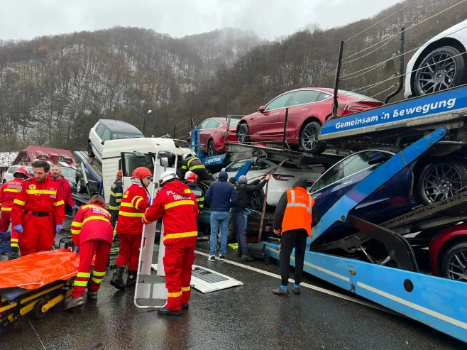 В Румынии столкнулись два грузовика: один вез Tesla, другой — подержанные авто