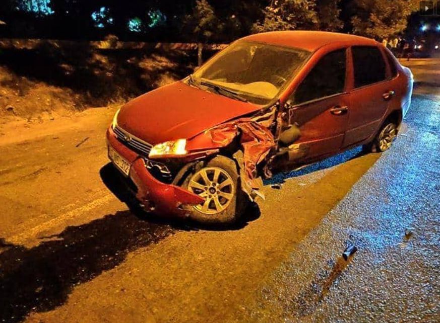 ДТП в Кагуле: водитель BMW протаранил LADA Kalina