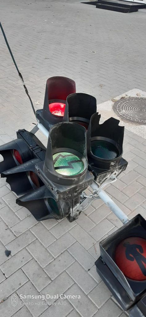 Авария на Ботанике: водитель снёс светофор и скрылся с места ДТП
