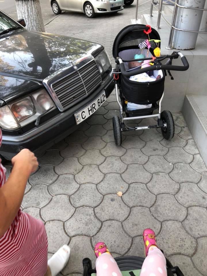 Автохаму на Mercedes грозит "месть молодых матерей" в Кишиневе