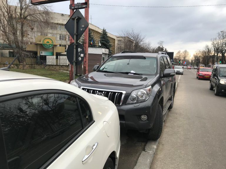 Десятки припаркованных на тротуаре машин лишились номеров