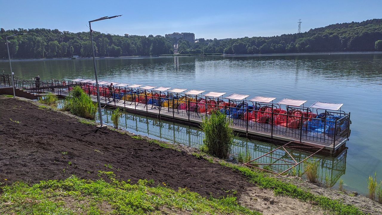 На озере в парке "Валя Морилор" появились платные катамараны