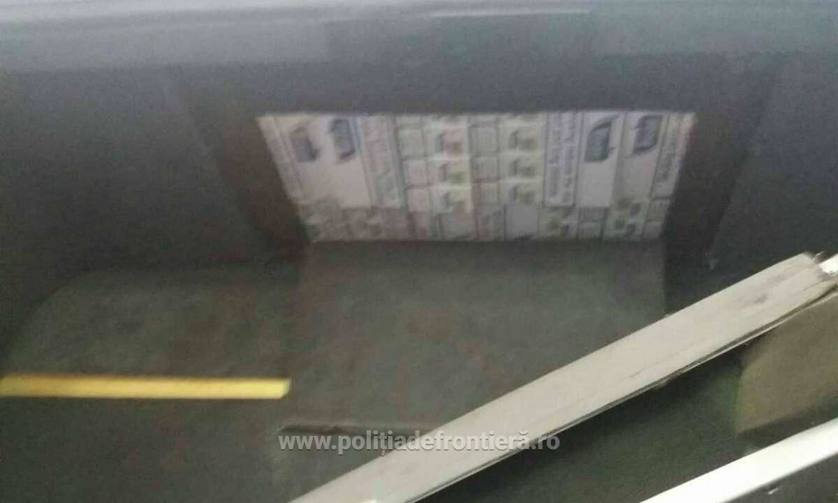 Мужчина пытался вывезти сигареты, спрятав их в крыше автомобиля