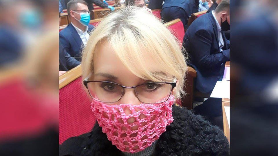 Депутат Рады пришла на заседание в маске "в сетку"
